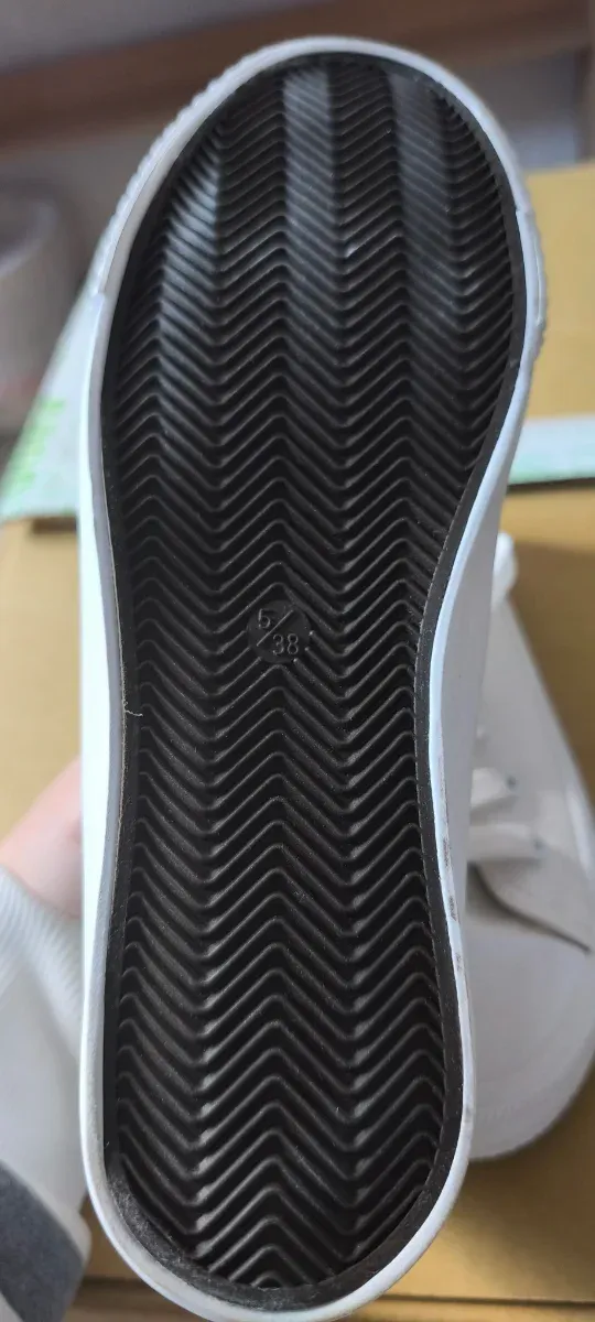 Zapatillas altas tipo Converse negras + blancas