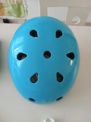 Casco y protecciones para patinar o bicicleta