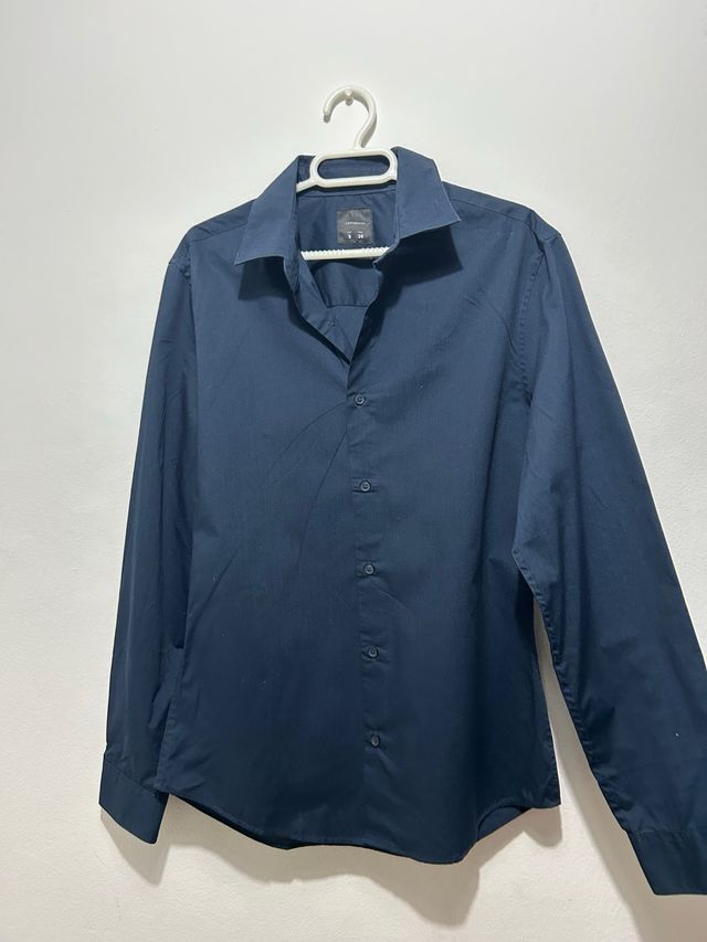 Camisa azul marino de botones