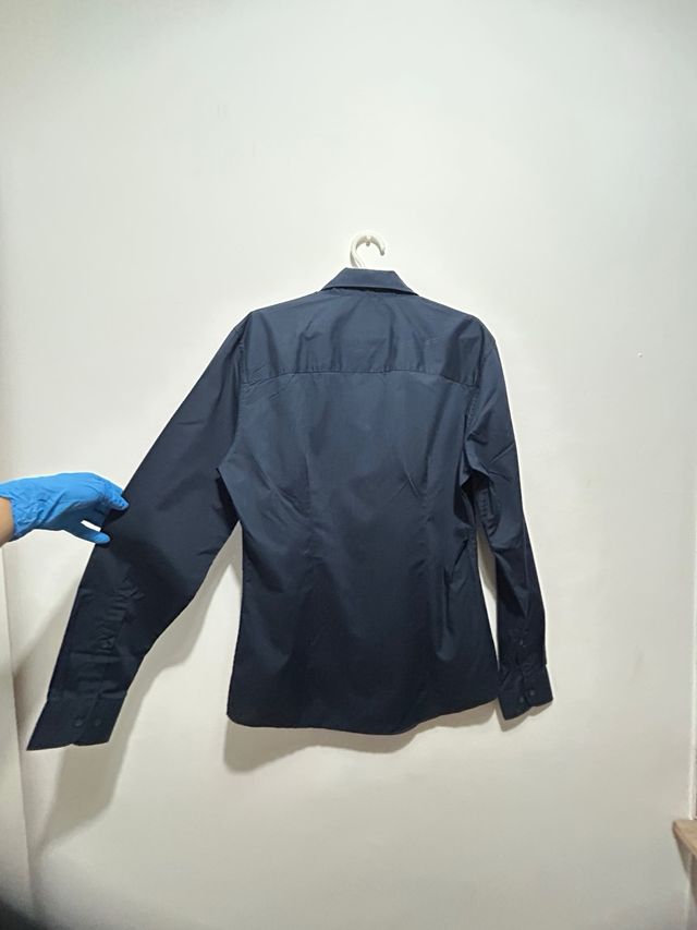 Camisa azul marino de botones