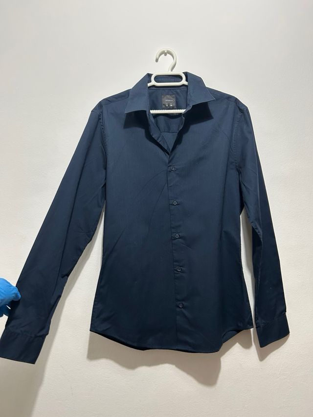 Camisa azul marino de botones