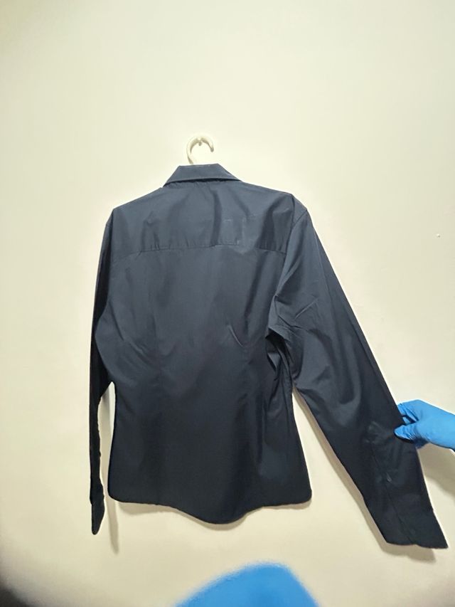 Camisa azul marino de botones