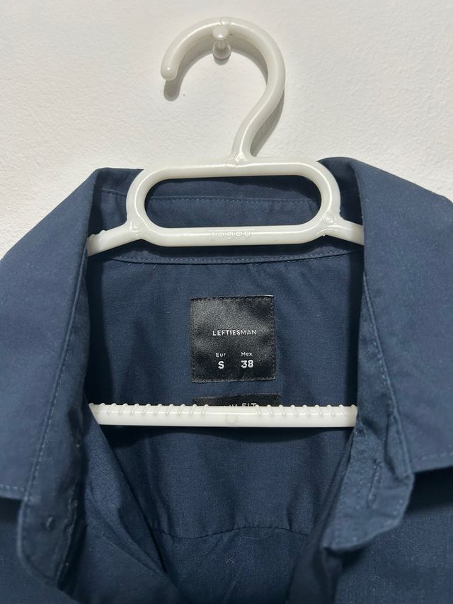 Camisa azul marino de botones