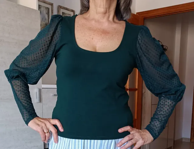 Camiseta verde manga abullonada