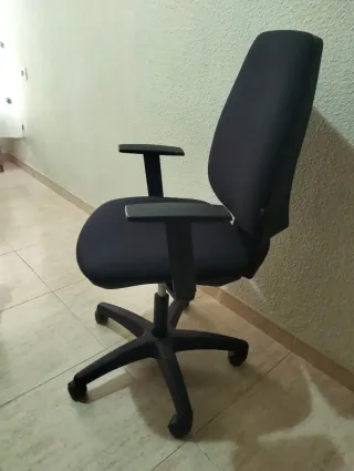 Silla de oficina ergonómica negra