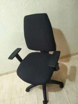Silla de oficina ergonómica negra