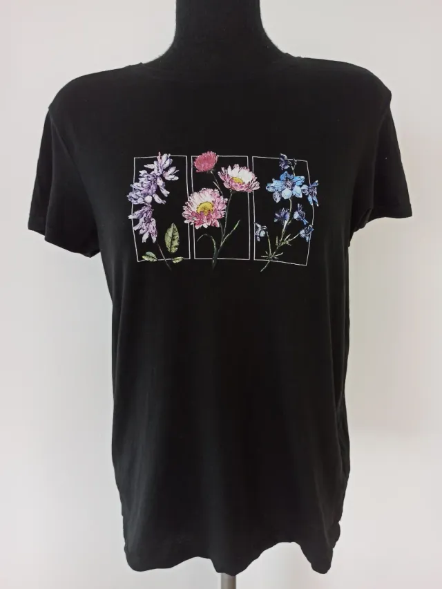 Camiseta negra con estampado floral