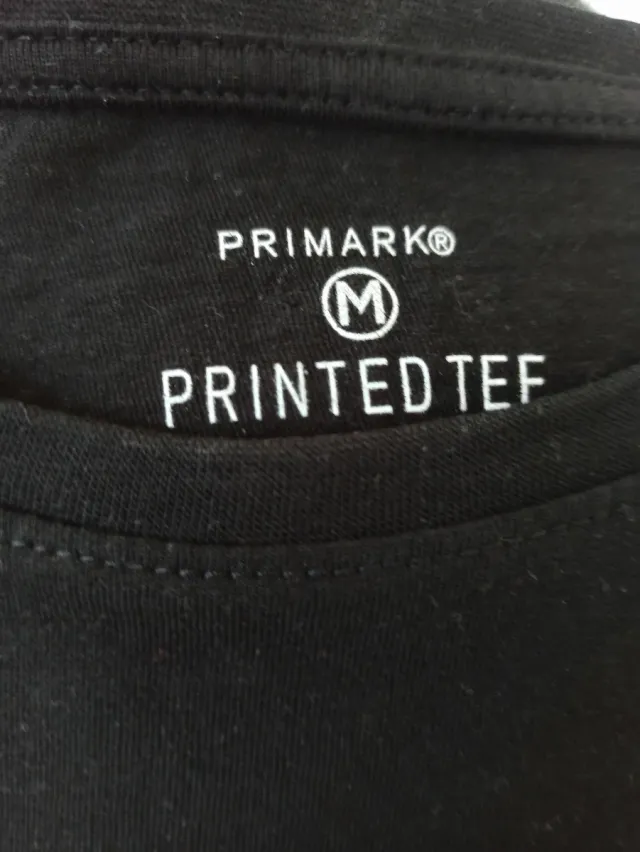 Camiseta negra con estampado floral