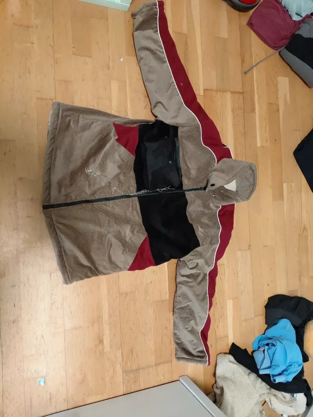 Chaqueta marrón y roja