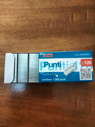 Tre confezioni di punti metallici 126 x cucitrice.