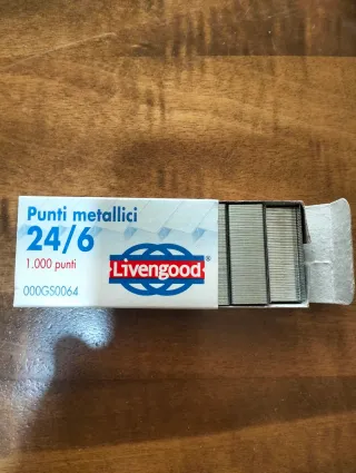 Tre confezioni di punti metallici 126 x cucitrice.