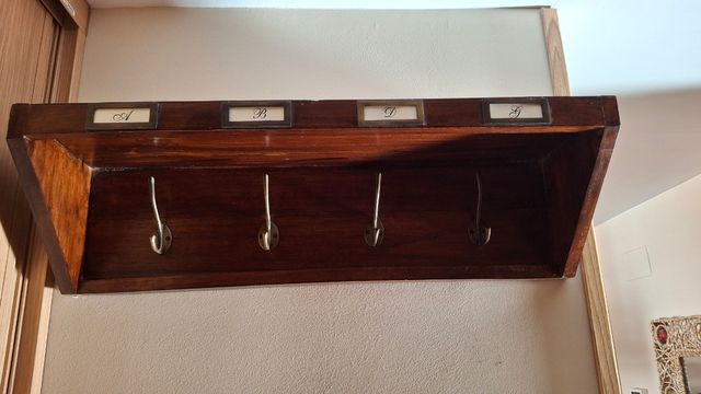 Perchero de madera con 4 ganchos