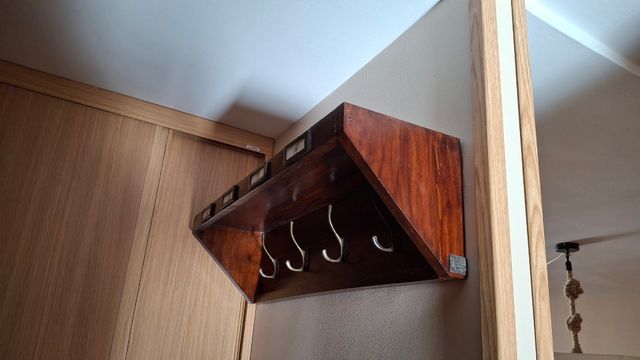 Perchero de madera con 4 ganchos