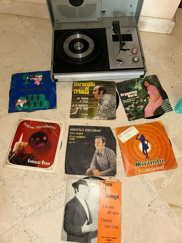 Toca discos vintage con vinilos