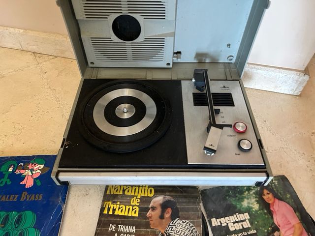 Toca discos vintage con vinilos