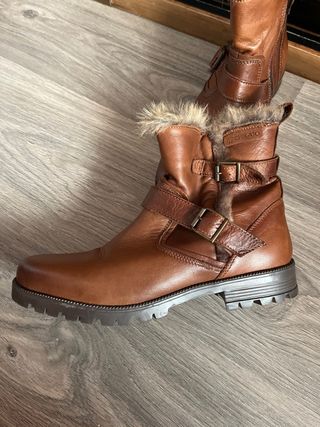 Botas de invierno marrones con pelo
