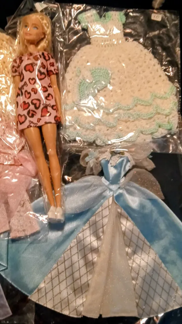 Lote Muñeca Barbie y Ropa y zapatos 