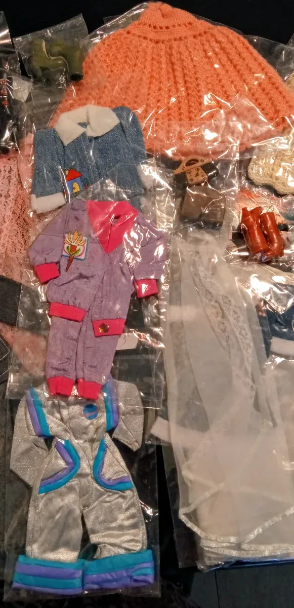 Lote Muñeca Barbie y Ropa y zapatos 