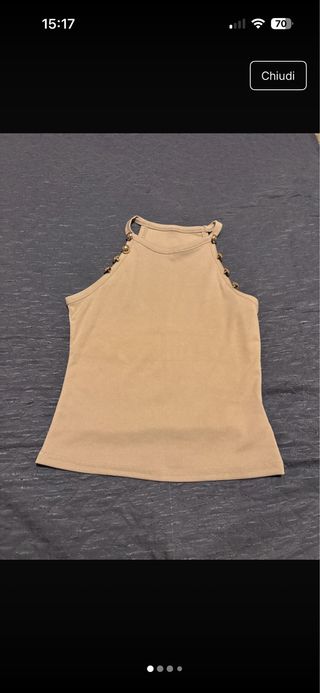 Top halter con dettaglio bottone