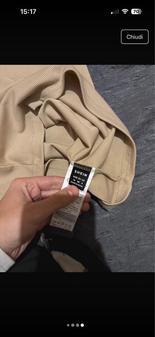 Top halter con dettaglio bottone