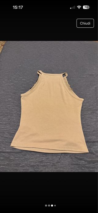 Top halter con dettaglio bottone