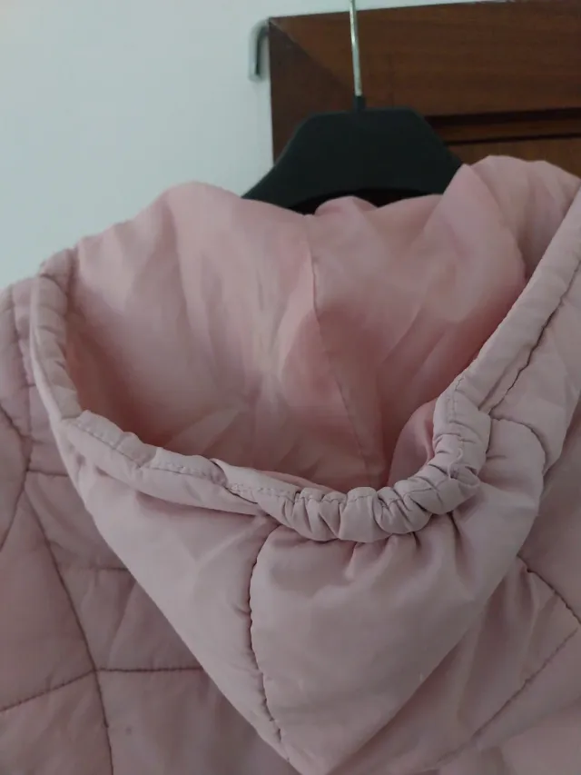 Casaco acolchoado rosa com capuz