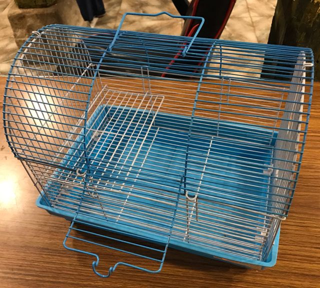 Casa para hámster azul y blanca