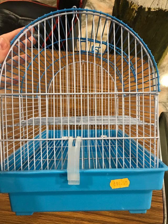 Casa para hámster azul y blanca