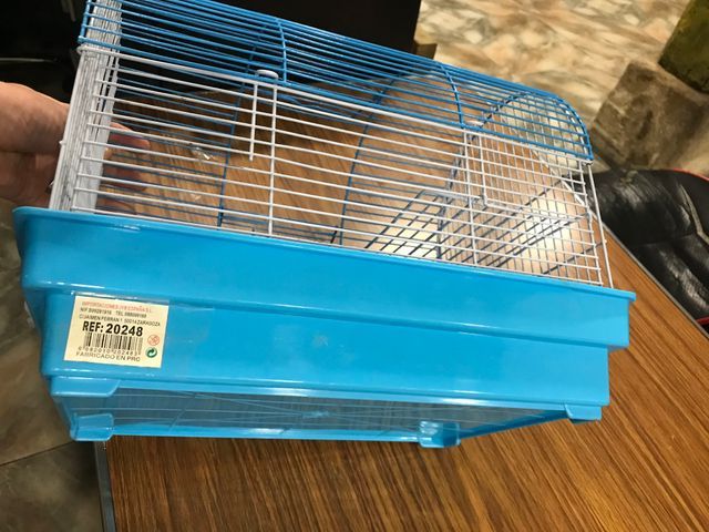 Casa para hámster azul y blanca