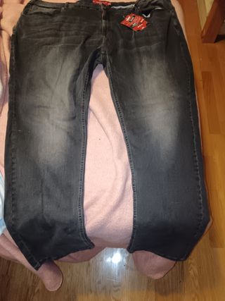 Pantalones vaqueros efecto desgastado