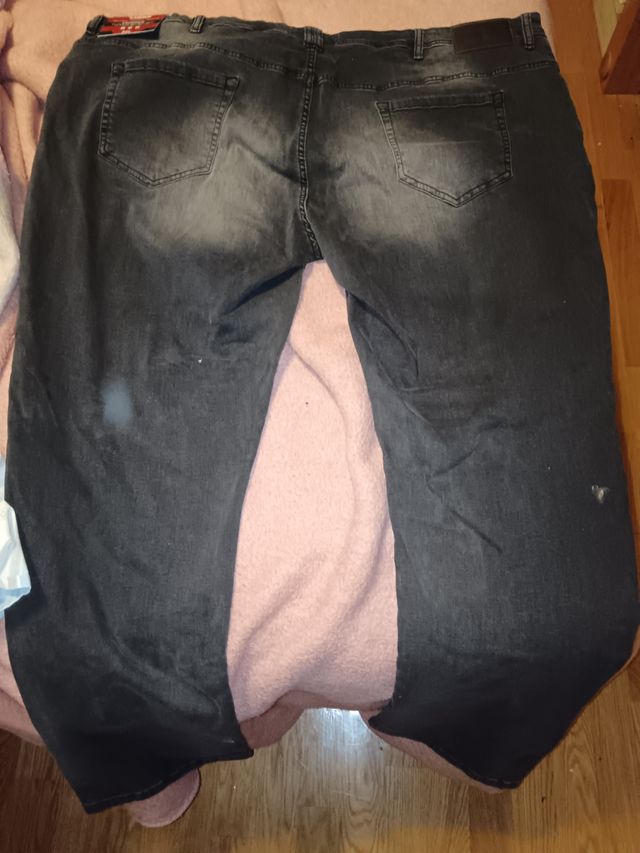 Pantalones vaqueros efecto desgastado