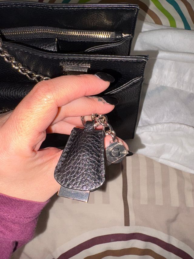 Bolso Guess Negro y Plateado