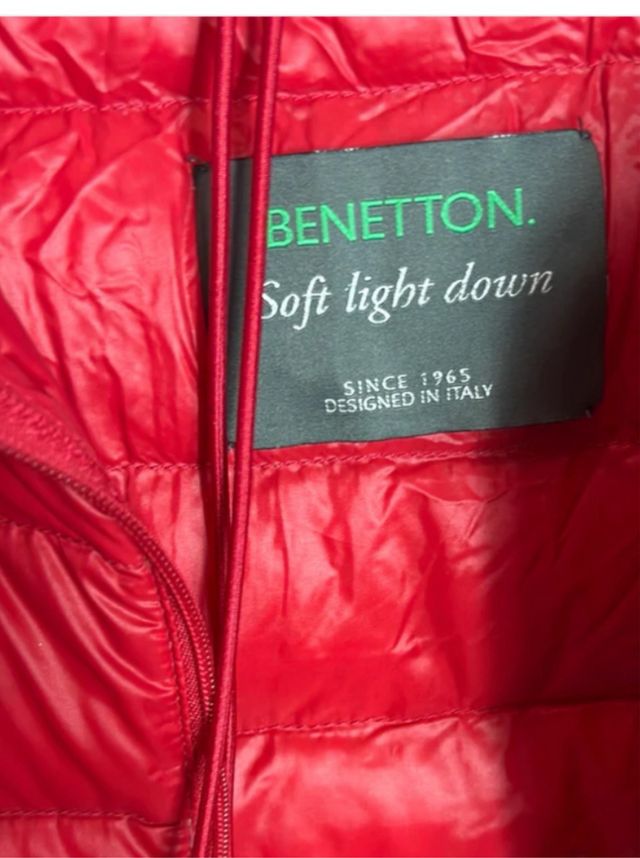 Plumas ligero rojo BENETTON con capucha