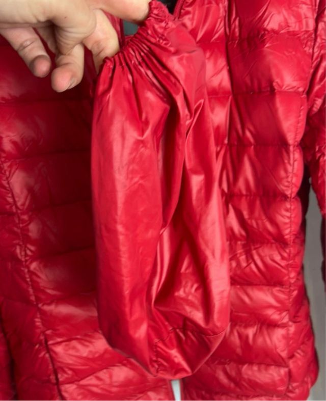 Plumas ligero rojo BENETTON con capucha