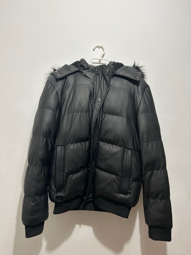 Chaqueta acolchada negra con capucha