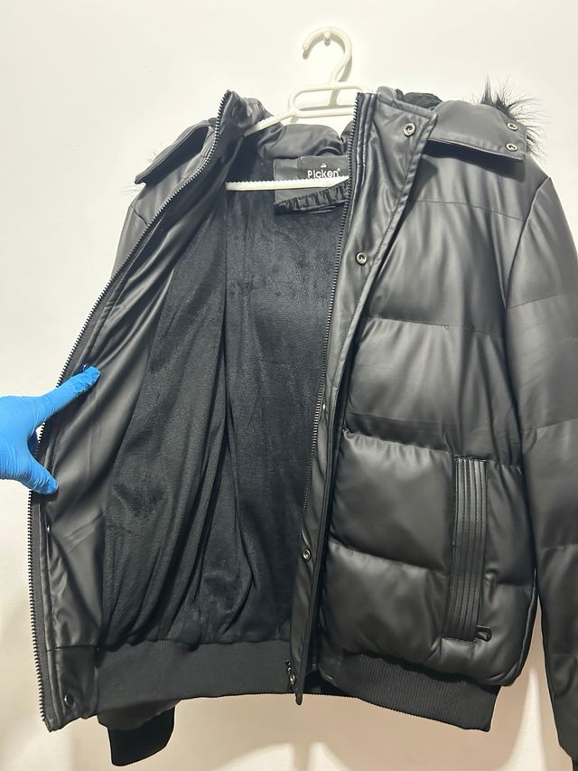 Chaqueta acolchada negra con capucha