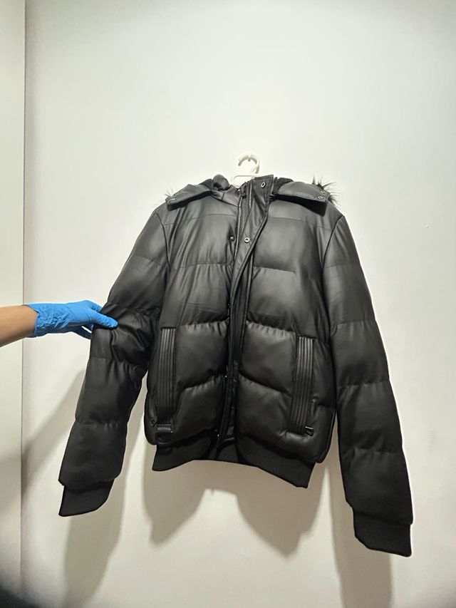 Chaqueta acolchada negra con capucha