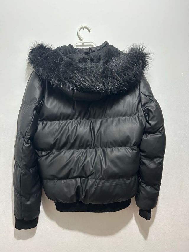 Chaqueta acolchada negra con capucha