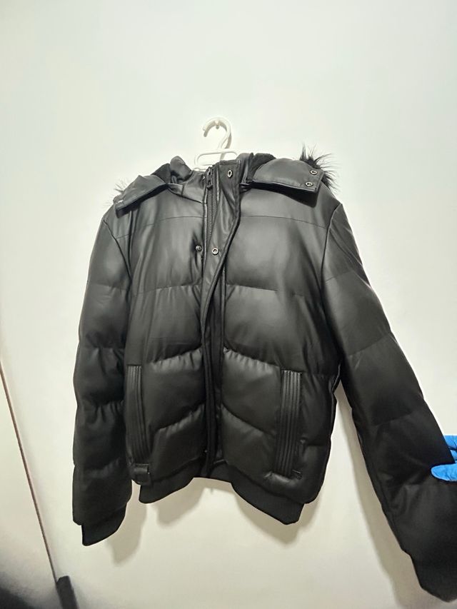 Chaqueta acolchada negra con capucha