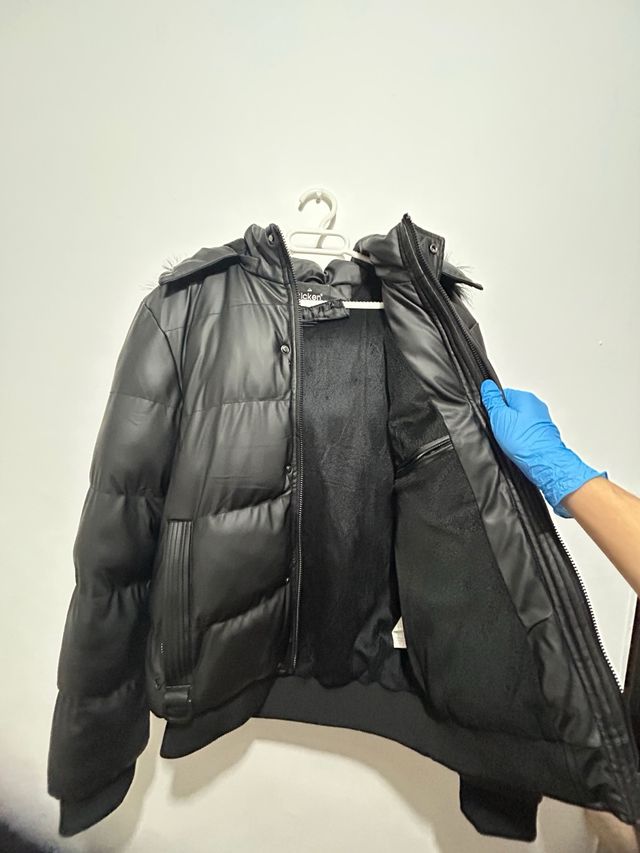 Chaqueta acolchada negra con capucha