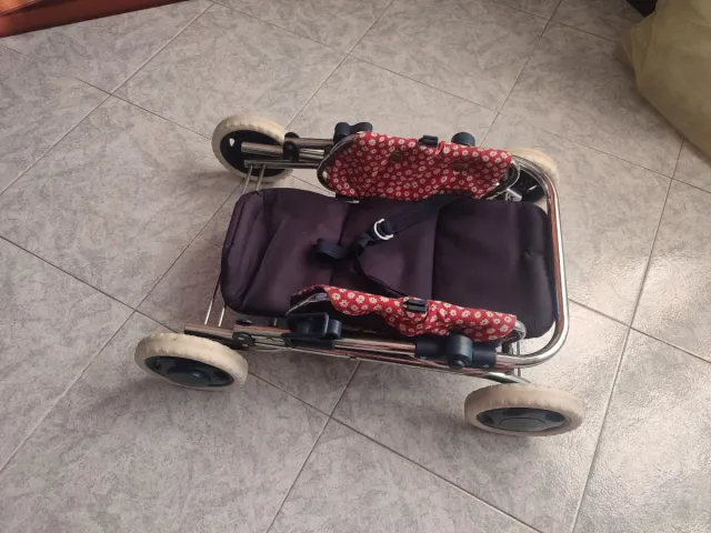 Carrozzina giocattolo per bambole