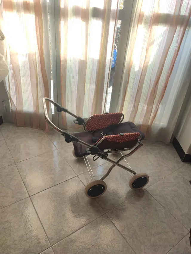 Carrozzina giocattolo per bambole