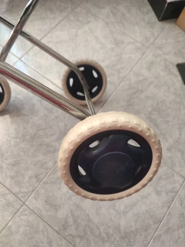 Carrozzina giocattolo per bambole