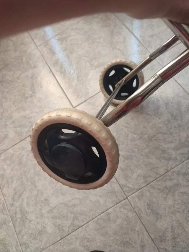 Carrozzina giocattolo per bambole