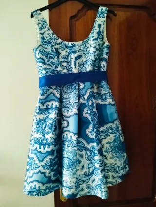 Vestido de ceremonia azul y blanco