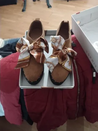 Zapatos marrones con lazo estampado