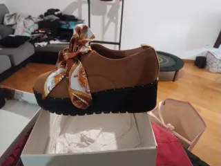 Zapatos marrones con lazo estampado