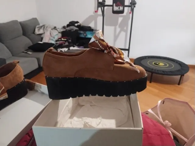 Zapatos marrones con lazo estampado