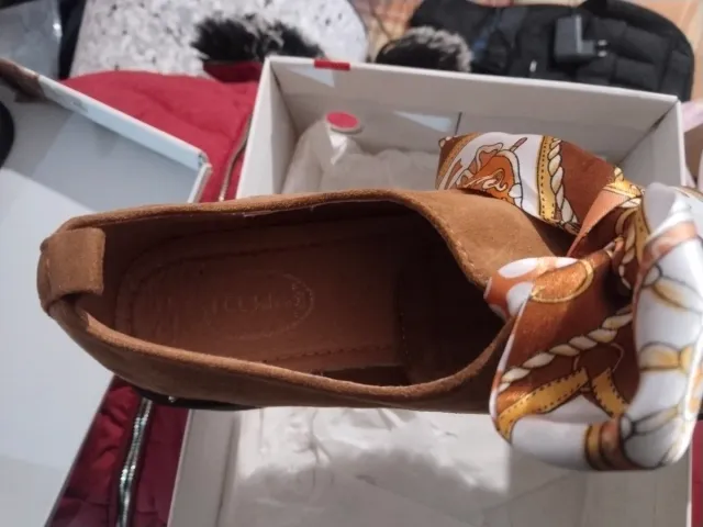 Zapatos marrones con lazo estampado