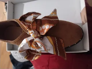 Zapatos marrones con lazo estampado